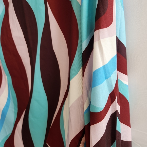 Colorful Wave Pattern Top - Picture 3 of 3